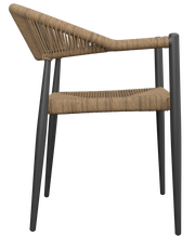 Seitenansicht eines modernen Stapelsessels mit schwarzem Metallrahmen und geflochtener Sitzfläche und Rückenlehne in Naturfarbe.