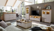 Modernes Wohnzimmer mit Highboard in heller Holzoptik, seitliche Perspektive