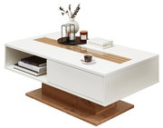 Moderner Couchtisch in Weiß mit Holzdetails, dekoriert mit Büchern, einer Tasse und Kerzen, seitliche Perspektive.