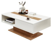 Moderner Couchtisch in Weiß mit Holzdetails, dekoriert mit Büchern, einer Tasse und Kerzen, seitliche Perspektive.