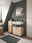 Moderner Badschrank aus Holz mit Waschbecken und Spiegel, seitliche Perspektive