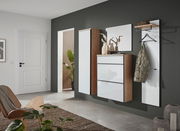 Moderne Garderobeneinrichtung mit Hängeschuhschrank, Spiegel und Garderobenpaneel in einer stilvollen Raumansicht von vorne.