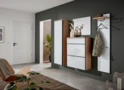 Moderne Garderobeneinrichtung mit Hängeschuhschrank, Spiegel und Garderobenpaneel in einer stilvollen Raumansicht von vorne.