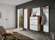 Moderne Garderobeneinrichtung mit Hängeschuhschrank, Spiegel und Garderobenpaneel in einer stilvollen Raumansicht von vorne.