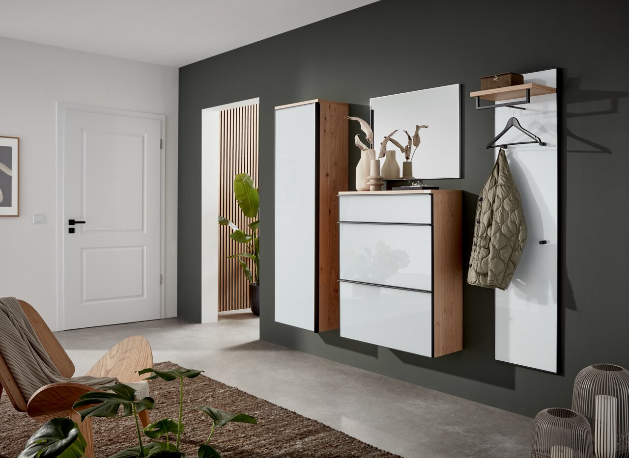 Moderne Garderobeneinrichtung mit Hängeschuhschrank, Spiegel und Garderobenpaneel in einer stilvollen Raumansicht von vorne.
