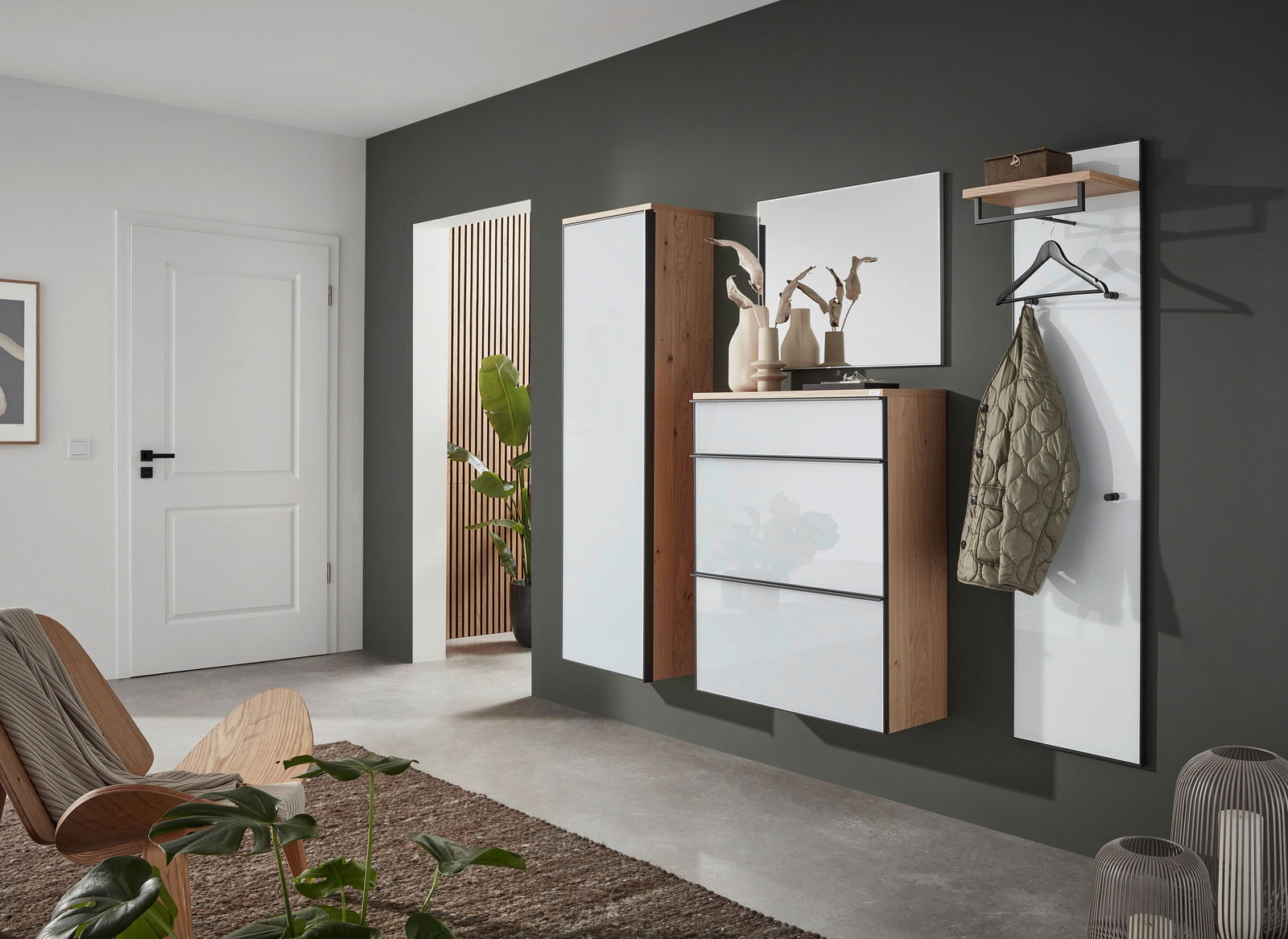 Moderne Garderobeneinrichtung mit Hängeschuhschrank, Spiegel und Garderobenpaneel in einer stilvollen Raumansicht von vorne.