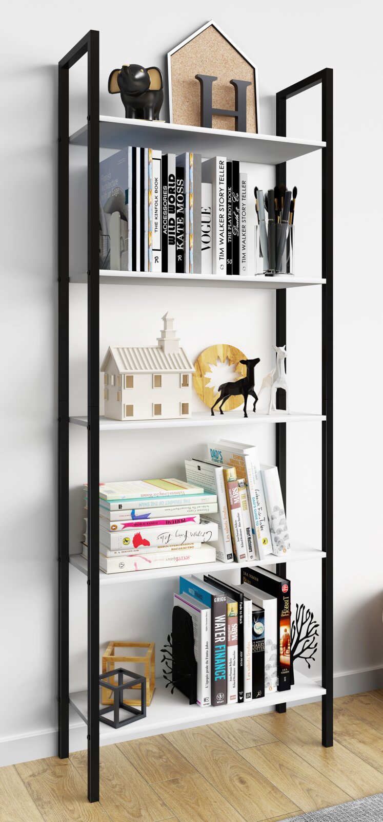 Modernes Standregal mit schwarzem Metallrahmen und weißen Ablagen, dekoriert mit Büchern, Figuren und Stiftebecher, in schräger Frontansicht im hellen Wohnraum.