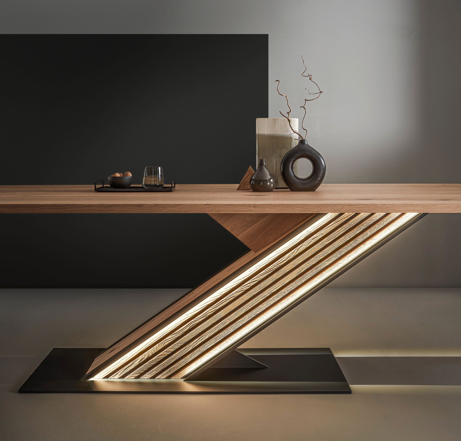 Moderner Esstisch mit einzigartigem Z-förmigem Design und integrierter Beleuchtung, seitliche Perspektive