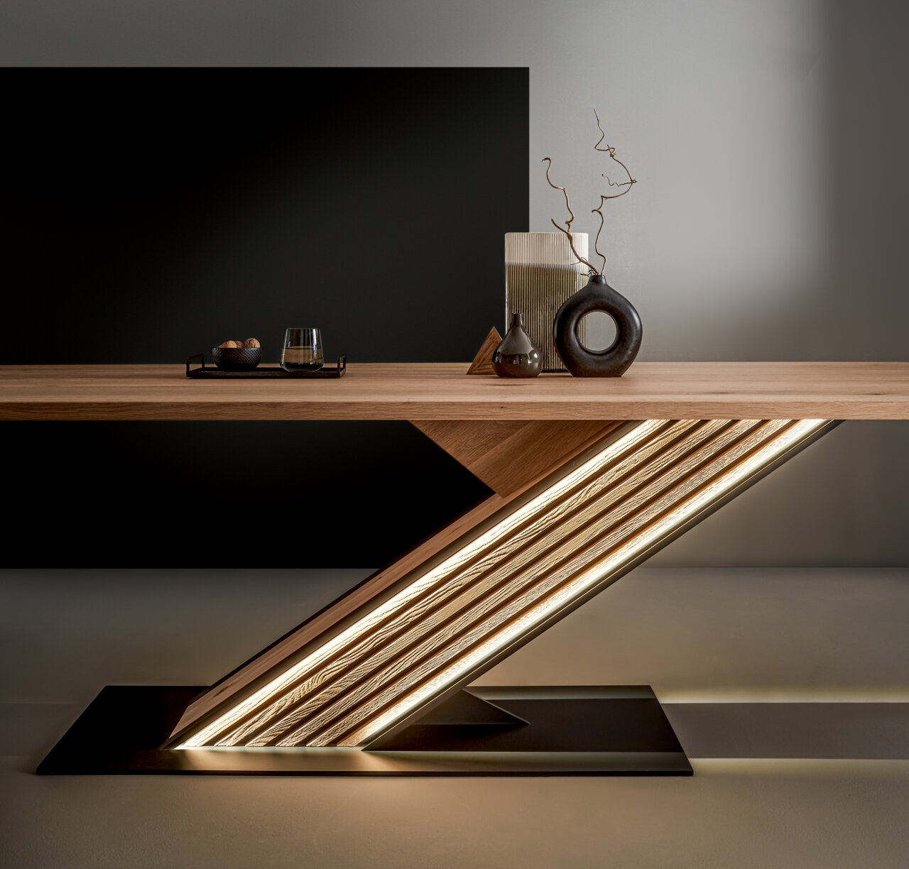 Moderne eettafel met een uniek Z-vormig ontwerp en ingebouwde verlichting, zijaanzicht
