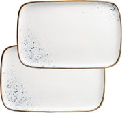Zwei rechteckige, weiße Keramik-Servierplatten mit blauen Sprenkeln und braunem Rand, aus der Draufsicht vor weißem Hintergrund