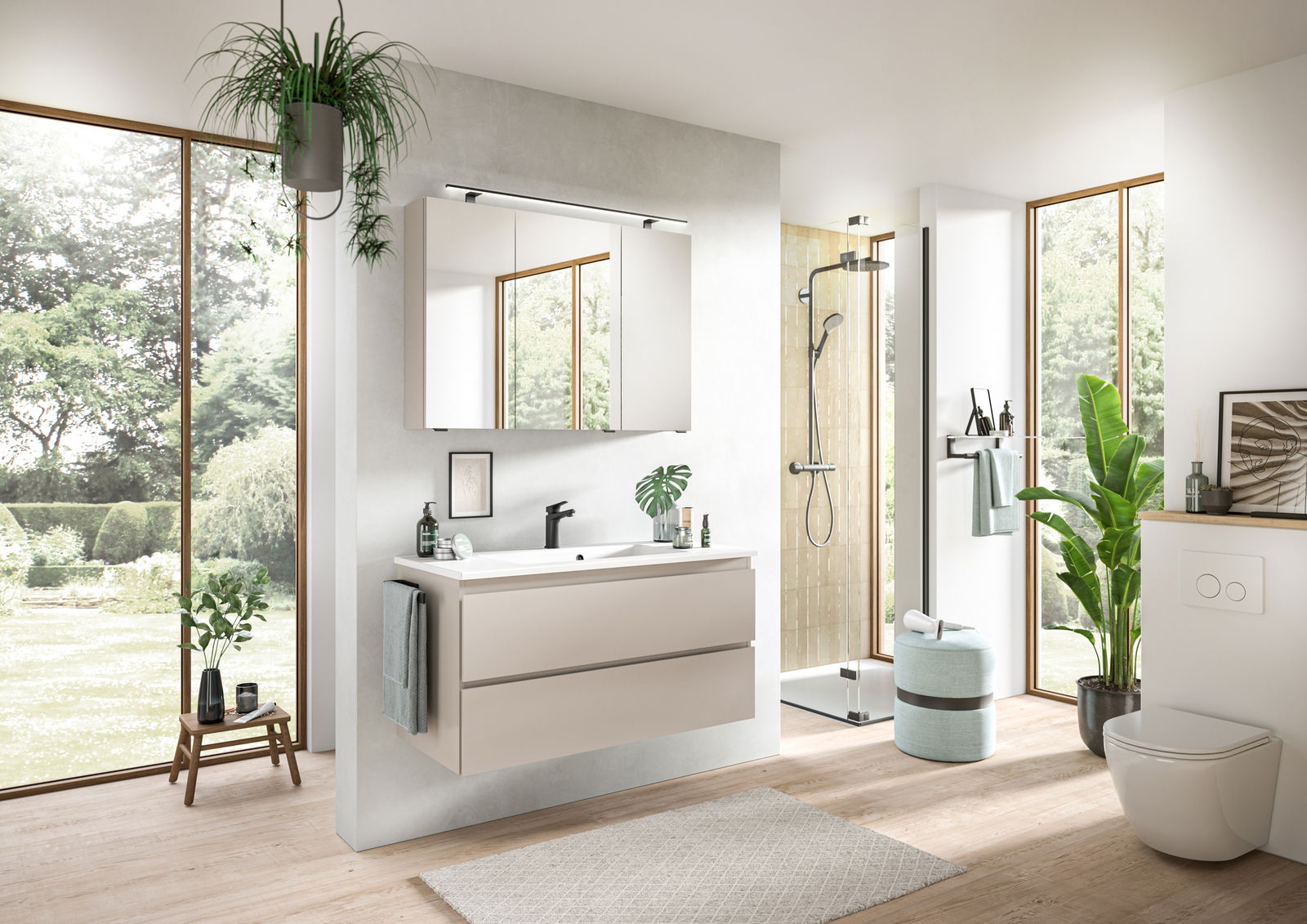 Moderne Badkombination mit Waschbecken, Spiegel und Schubladen in einem hellen Badezimmer mit Blick auf den Garten.