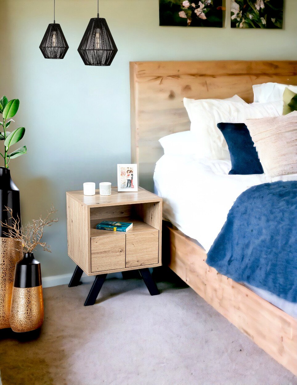 Zurbrüggen Konsole Modernes Schlafzimmer mit Holz-Nachttisch auf schwarzen Metallfüßen neben einem Massivholzbett, aufgenommen aus frontaler Perspektive auf Augenhöhe.