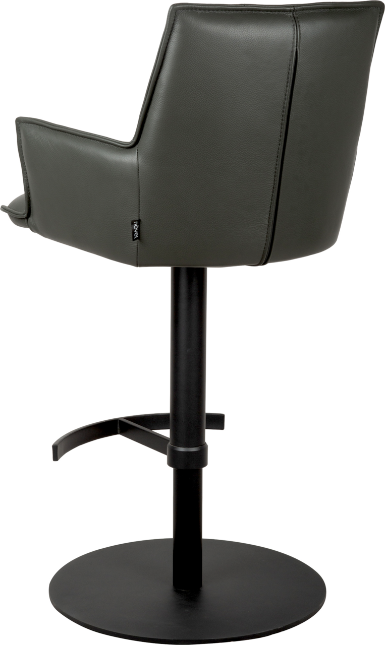Dunkelgrauer, gepolsterter Barstuhl mit Armlehnen und schwarzem Metall-Säulenfuß mit runder Bodenplatte, seitliche Ansicht von hinten (3/4-Perspektive) auf weißem Hintergrund.