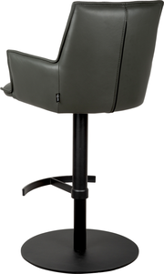 Dunkelgrauer, gepolsterter Barstuhl mit Armlehnen und schwarzem Metall-Säulenfuß mit runder Bodenplatte, seitliche Ansicht von hinten (3/4-Perspektive) auf weißem Hintergrund.