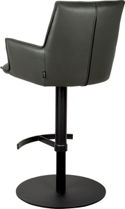 Dunkelgrauer, gepolsterter Barstuhl mit Armlehnen und schwarzem Metall-Säulenfuß mit runder Bodenplatte, seitliche Ansicht von hinten (3/4-Perspektive) auf weißem Hintergrund.