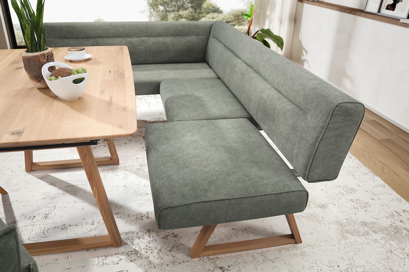 Eckbank in modernem Design mit grauem Stoffbezug und Holzgestell, seitliche Perspektive.
