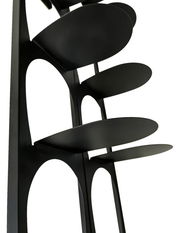 Schwarzes Schuhregal mit mehreren ovalen Ablagen, seitliche Perspektive