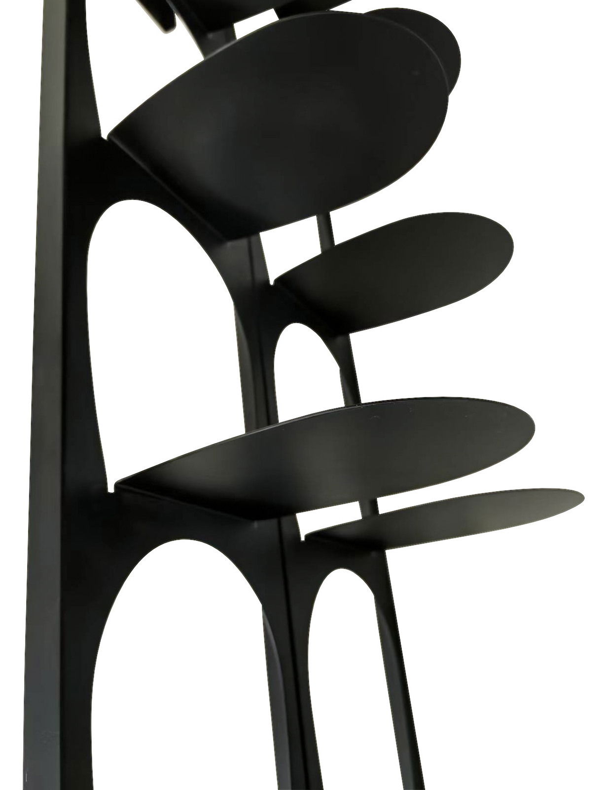 Schwarzes Schuhregal mit mehreren ovalen Ablagen, seitliche Perspektive