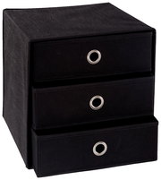 Schwarze Stoffbox mit drei Schubfächern, perspektivisch von vorne rechts fotografiert.