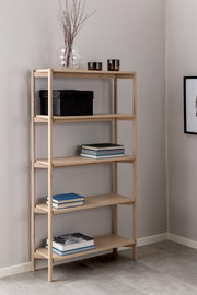 Holzregal mit fünf Ebenen, dekoriert mit Büchern, Körben und Vasen, in einer Ecke eines Raumes, seitliche Perspektive