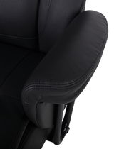 Nahaufnahme eines schwarzen Chefsessels mit gepolsterter Armlehne, seitliche Perspektive