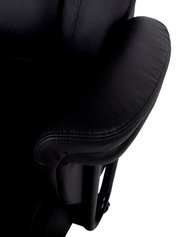 Nahaufnahme eines schwarzen Chefsessels mit gepolsterter Armlehne, seitliche Perspektive