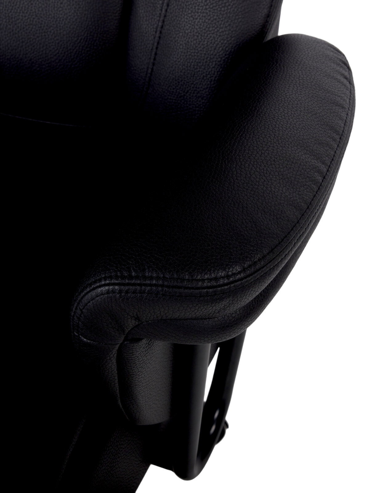 Nahaufnahme eines schwarzen Chefsessels mit gepolsterter Armlehne, seitliche Perspektive