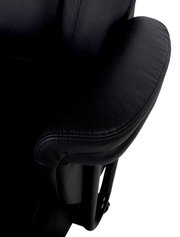 Nahaufnahme eines schwarzen Chefsessels mit gepolsterter Armlehne, seitliche Perspektive