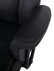 Nahaufnahme eines schwarzen Chefsessels mit gepolsterter Armlehne, seitliche Perspektive