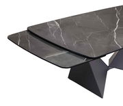 Moderner Esstisch mit ausziehbarer Marmoroptik-Tischplatte, seitliche Perspektive