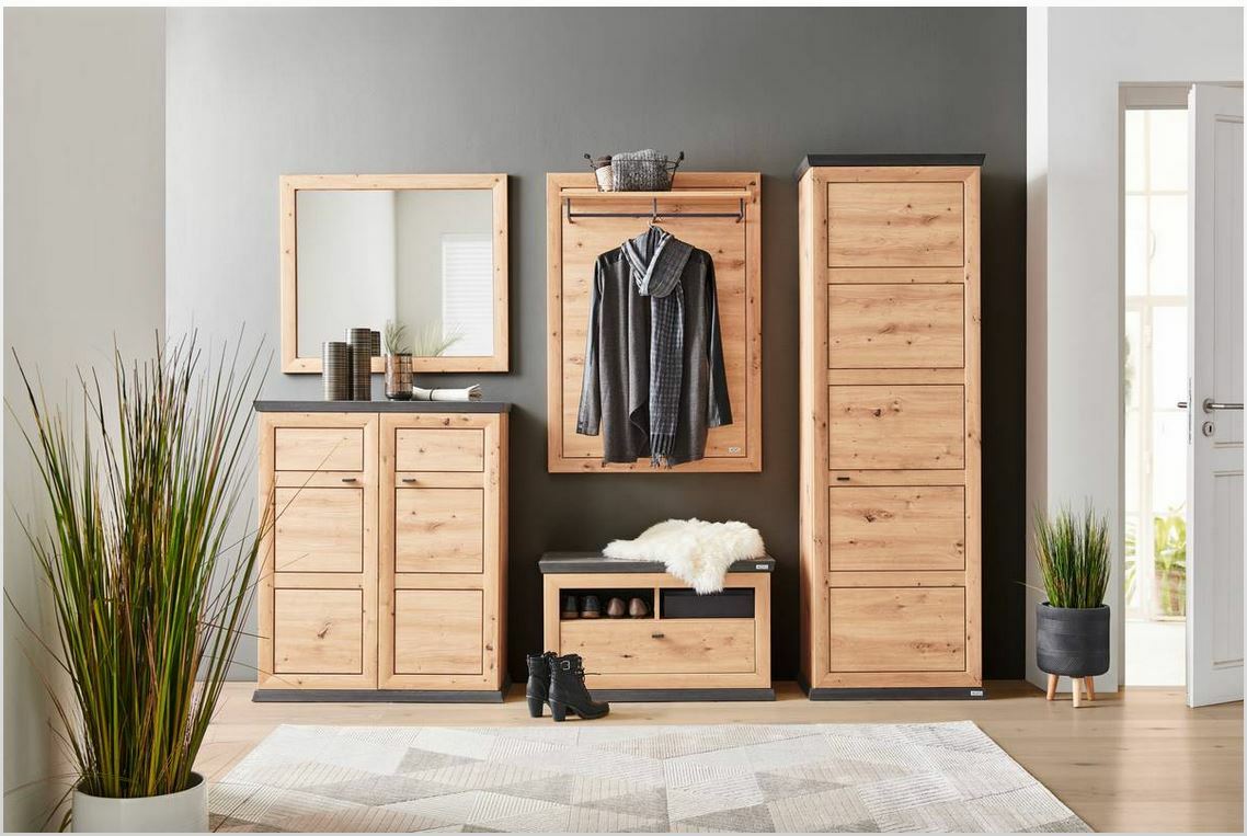 Frontale Ansicht einer modernen Garderobenkombination aus Holz, bestehend aus einem Spiegel, einem Schuhschrank, einem Garderobenpaneel, einer Bank und einem Garderobenschrank, vor einer grauen Wand.