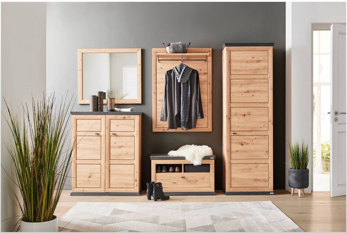 Frontale Ansicht einer modernen Garderobenkombination aus Holz, bestehend aus einem Spiegel, einem Schuhschrank, einem Garderobenpaneel, einer Bank und einem Garderobenschrank, vor einer grauen Wand.