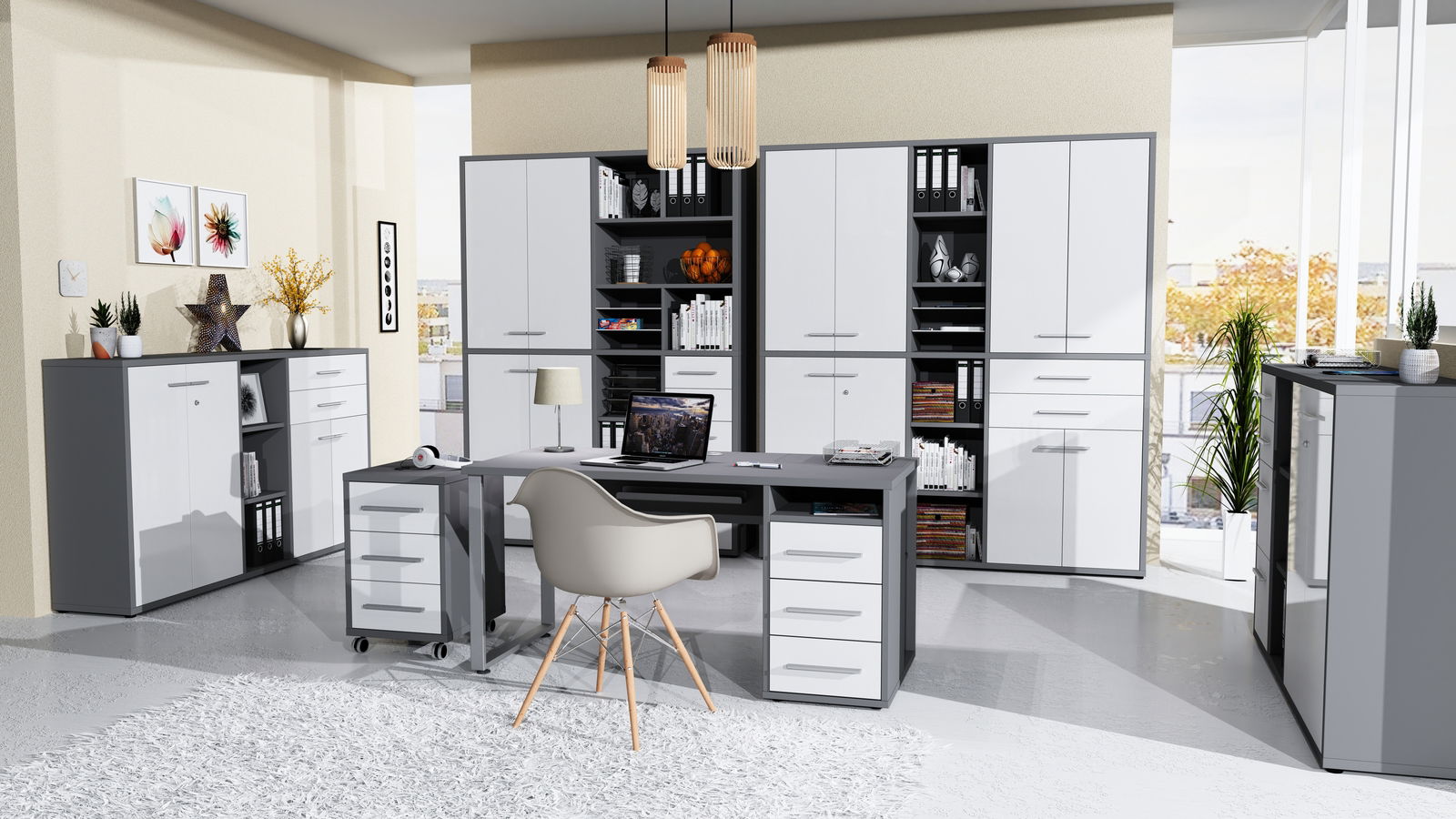 Manjana Sitz-Rollcontainer lang -Glas- TEXAS Moderne Büroumgebung mit Schreibtisch, Rollcontainer und hohen Aktenschränken in einer hellen, gut beleuchteten Perspektive.