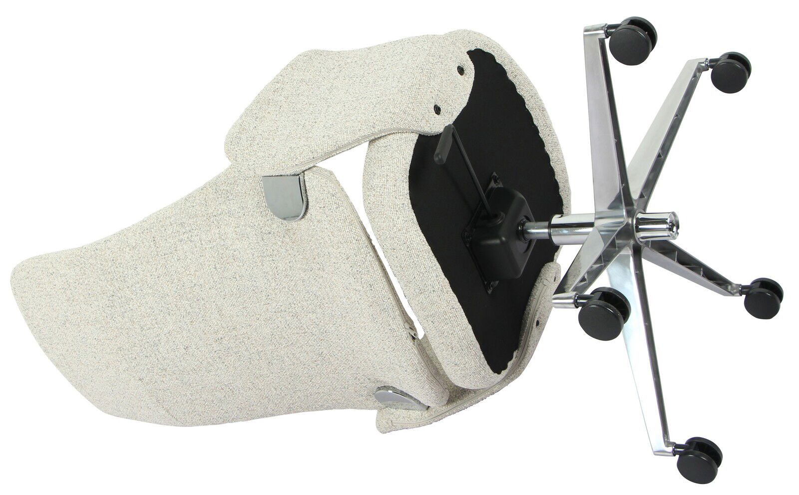 Unteransicht eines Chefsessels mit verchromtem Fußkreuz und Rollen, beige gepolsterte Sitzfläche.