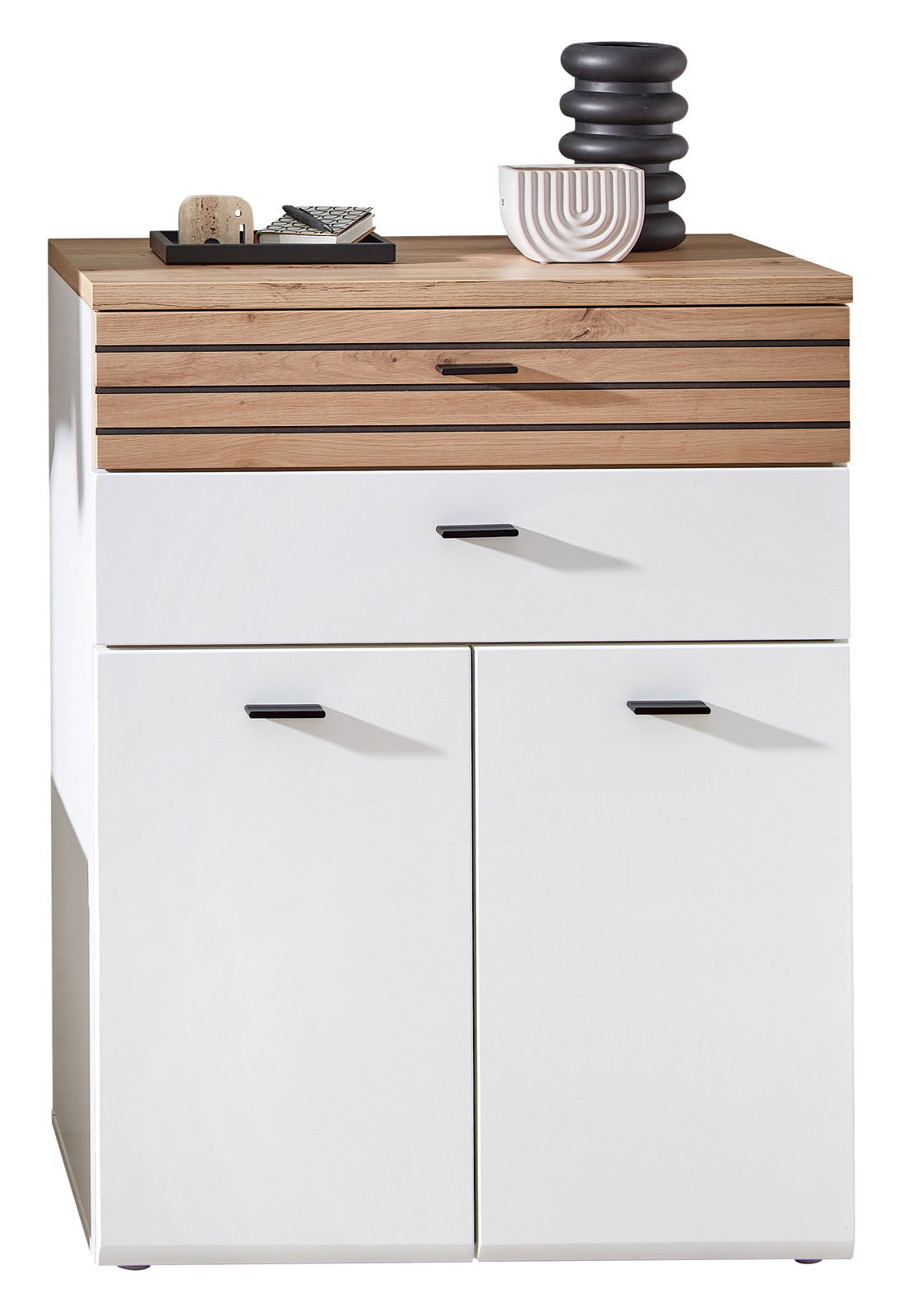 Novel Schuhschrank FRESNO Moderner Schuhschrank in Frontansicht mit weißem Korpus und Holzoberfläche, dekoriert mit Vasen und Tablett.