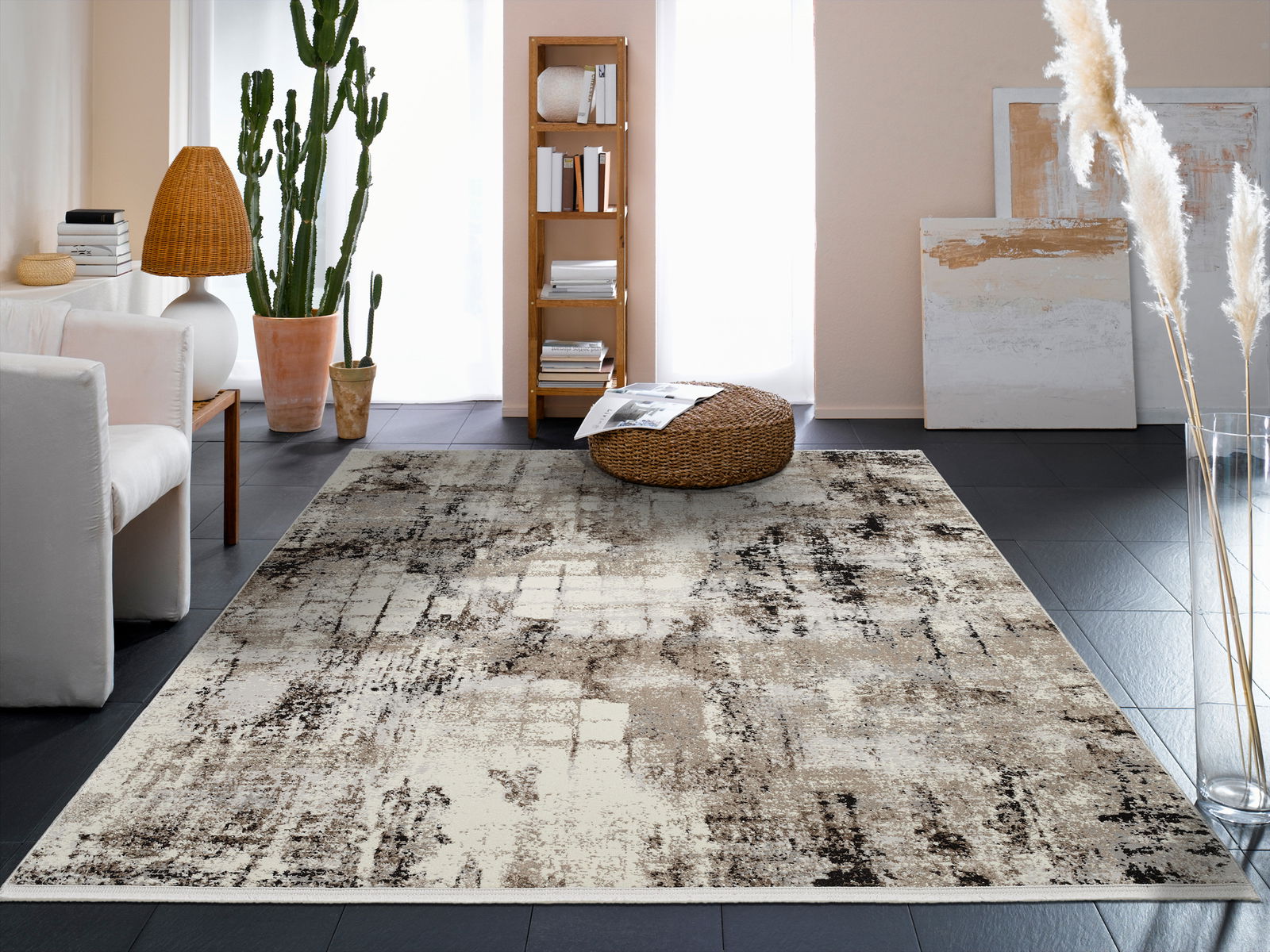 Designer Teppich in modernem Wohnzimmer mit Kaktus und Bücherregal, aus der Perspektive des Raumes fotografiert.