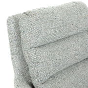 Nahaufnahme der Rückenlehne eines Armlehnstuhls mit grauem Stoffbezug, Perspektive von oben.