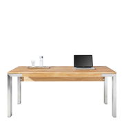 Moderner Schreibtisch aus Holz mit Metallbeinen, darauf ein Laptop und ein Tablett mit Glas und Flasche, frontale Ansicht.