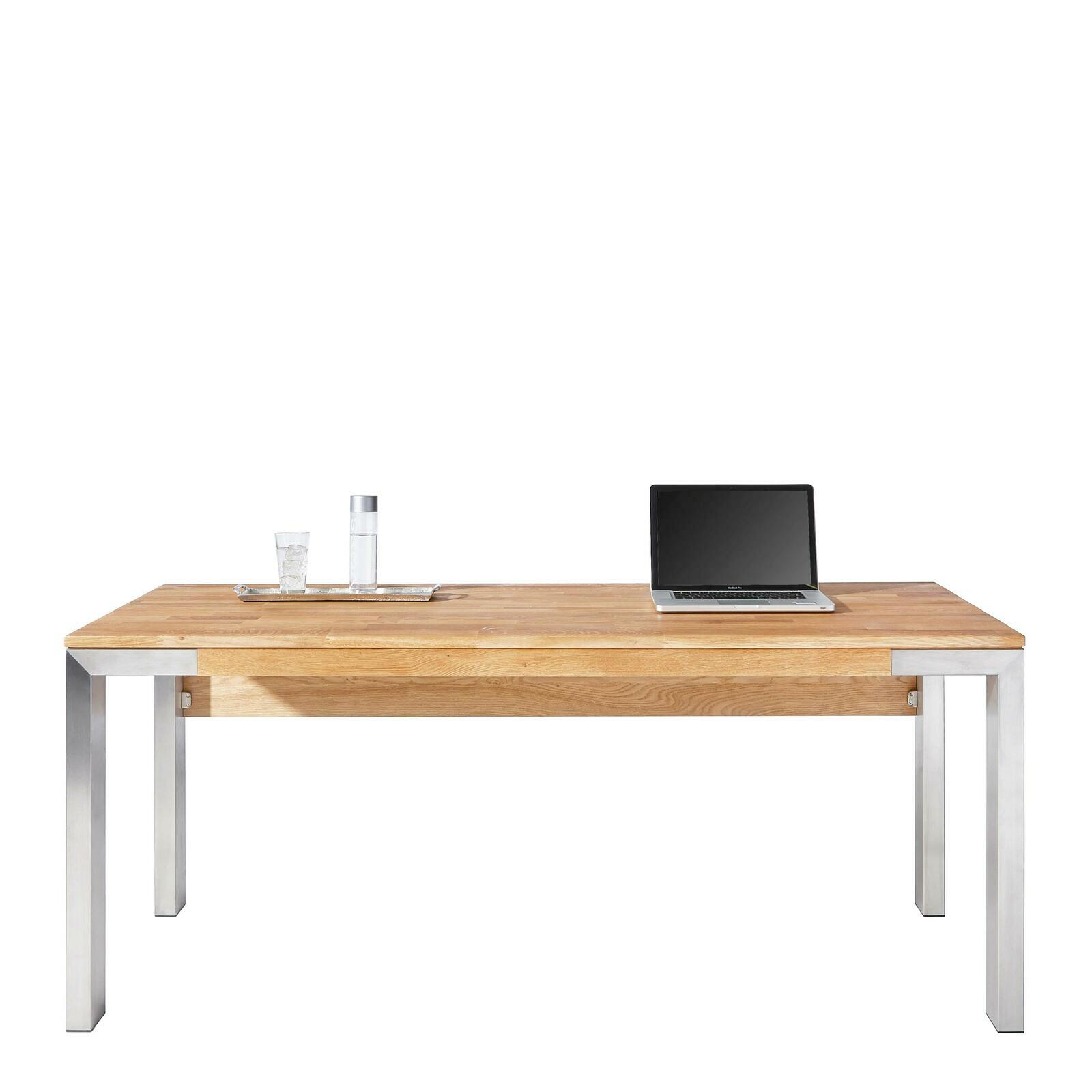 Moderner Schreibtisch aus Holz mit Metallbeinen, darauf ein Laptop und ein Tablett mit Glas und Flasche, frontale Ansicht.