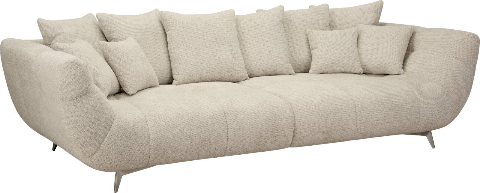 Beiges, großzügig gepolstertes 3-Sitzer-Designer-Sofa mit mehreren Rückenkissen und Metallfüßen, in frontaler leicht seitlicher Perspektive freigestellt
