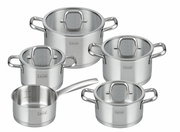 Fünfteiliges Topfset Lafer aus Edelstahl, bestehend aus vier Töpfen mit Deckeln und einer Stielkasserolle, in einer leicht erhöhten Perspektive.