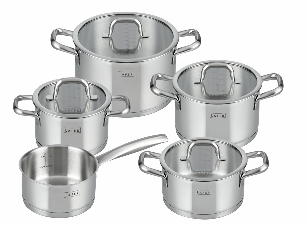 Fünfteiliges Topfset Lafer aus Edelstahl, bestehend aus vier Töpfen mit Deckeln und einer Stielkasserolle, in einer leicht erhöhten Perspektive.
