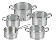 Fünfteiliges Topfset Lafer aus Edelstahl, bestehend aus vier Töpfen mit Deckeln und einer Stielkasserolle, in einer leicht erhöhten Perspektive.