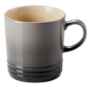 Grauer Becher mit Henkel, seitliche Perspektive