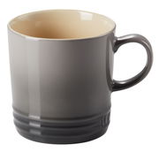 Grauer Becher mit Henkel, seitliche Perspektive