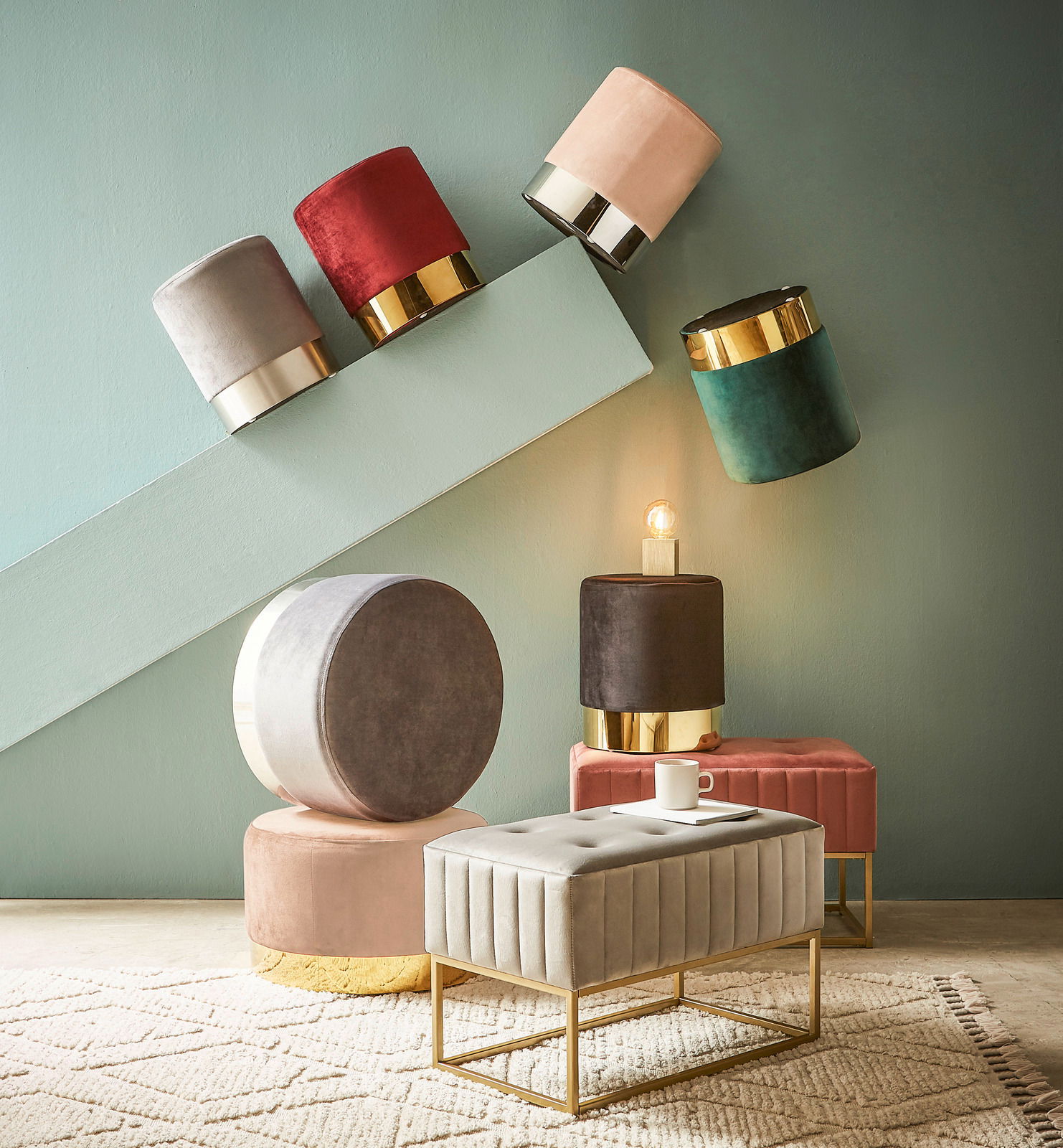 Verschiedene Hocker und eine Hockerbank in einem modernen Raum, seitliche Perspektive.