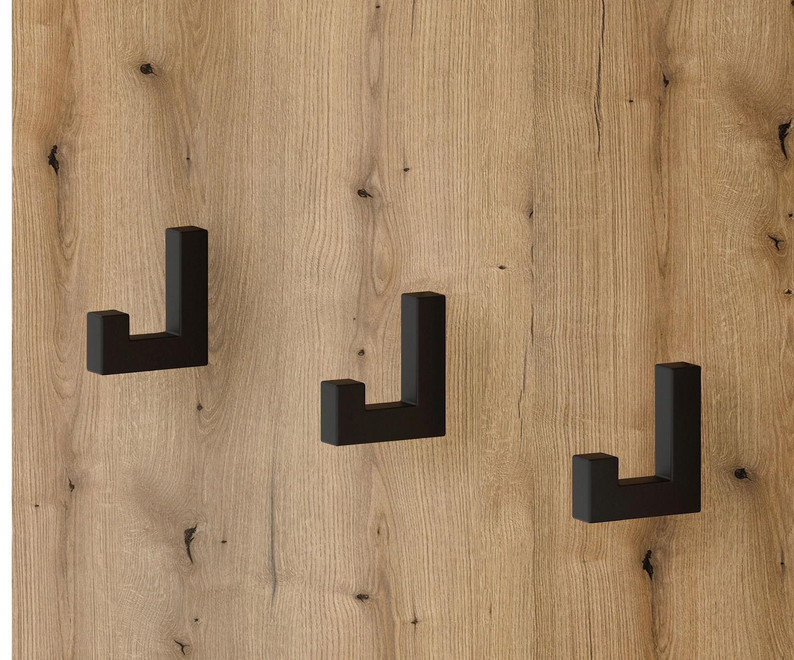 Drei schwarze Haken auf einer Holzplatte, frontal betrachtet.