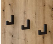 Drei schwarze Haken auf einer Holzplatte, frontal betrachtet.