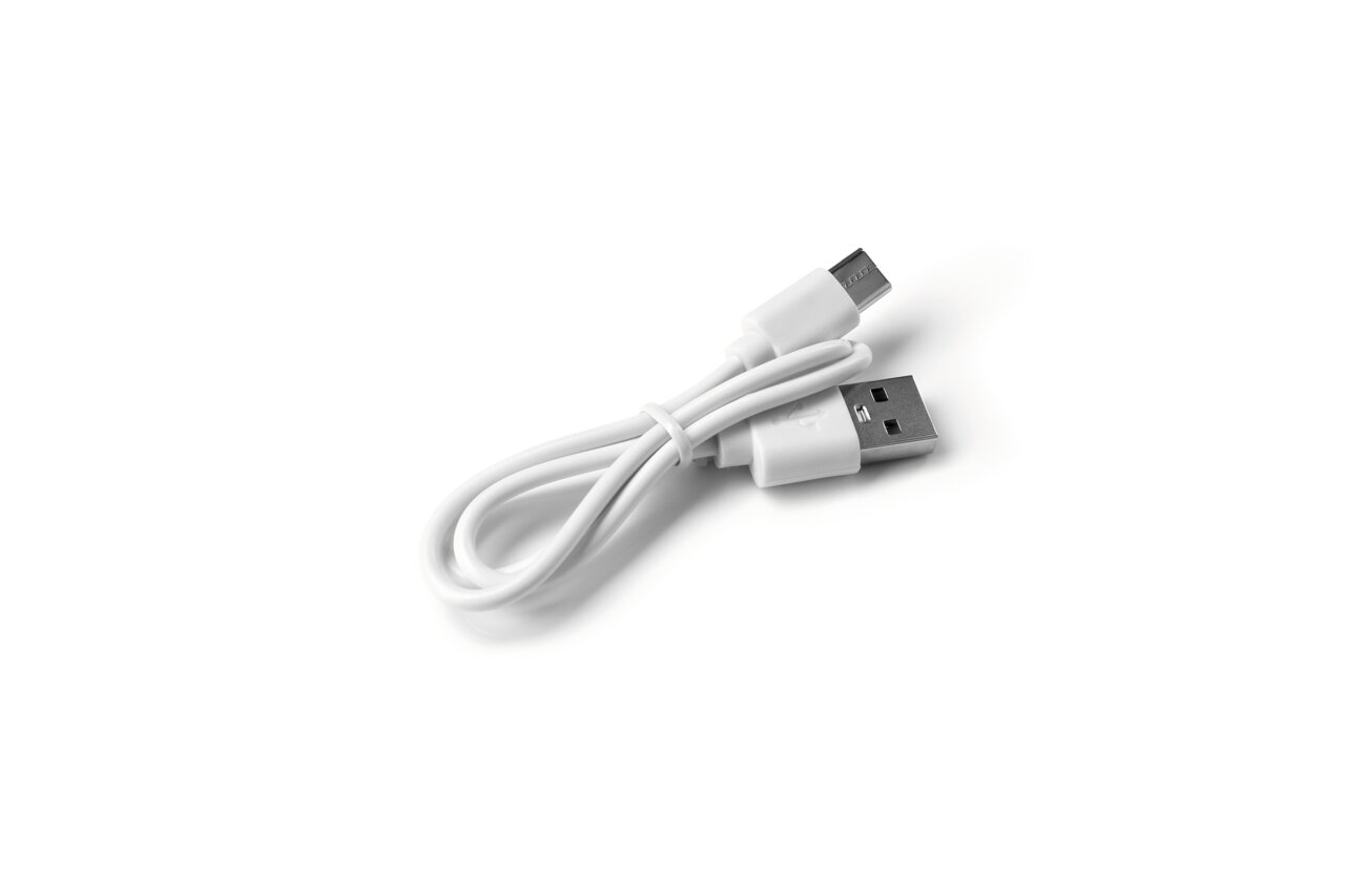 Witte USB-kabel met micro-USB-aansluiting, gefotografeerd van bovenaf