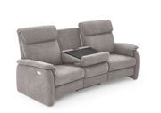 Graues Trapezsofa mit drei Sitzen, mittlerer Sitz mit heruntergeklappter Ablage, seitliche Perspektive